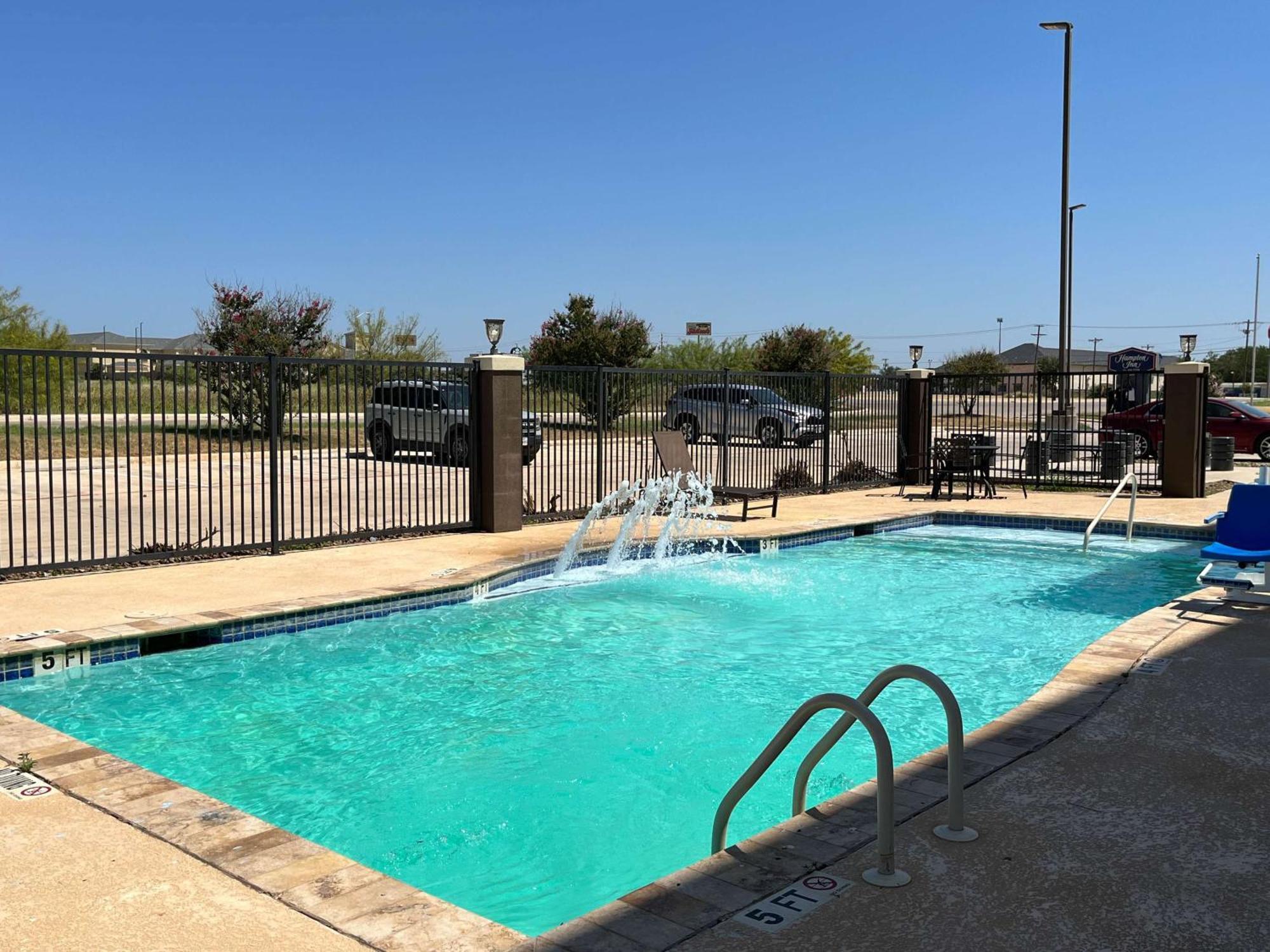Quality Inn & Suites Pearsall Exterior photo