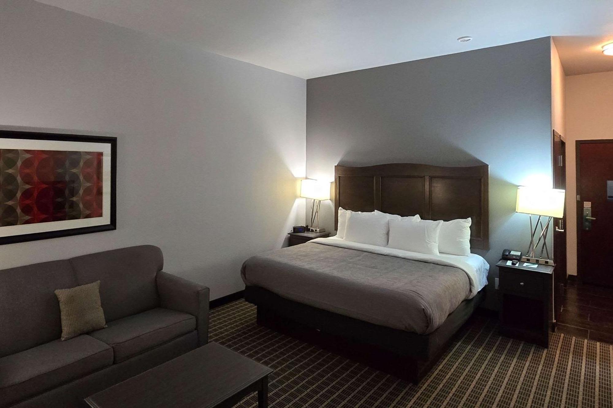 Quality Inn & Suites Pearsall Exterior photo